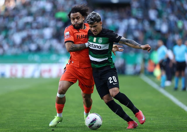 Soccer Football - Primeira Liga - Sporting CP v Vitoria S.C. - Estadio Jose Alvalade, Lisbon, Portugal - May 17, 2025 Sporting CP's Maximiliano Araujo in action with Vitoria S.C's Telmo Arcanjo REUTERS/Rodrigo Antunes