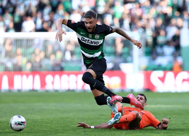 Soccer Football - Primeira Liga - Sporting CP v Vitoria S.C. - Estadio Jose Alvalade, Lisbon, Portugal - May 17, 2025 Sporting CP's Zeno Debast in action with Vitoria S.C's Nelson Oliveira REUTERS/Rodrigo Antunes
