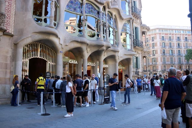 Colas para entrar en la Casa Batlló durante la 'Nit dels Museus'.