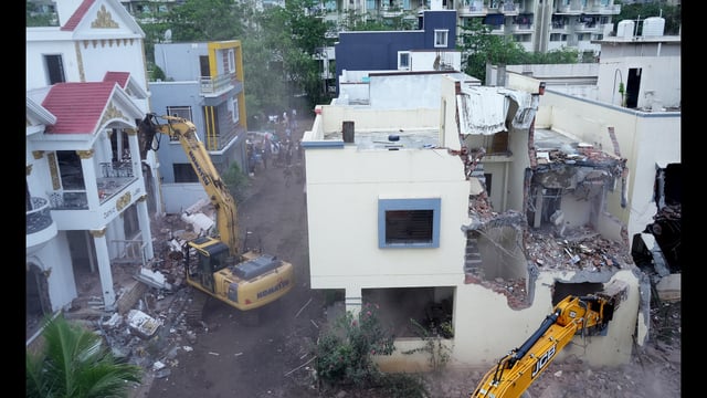 The demolition drive, which began around 6 am under heavy police protection, lasted for around 5 pm when all the riverside structures were brought down using a large number of earthmovers.   (HT PHOTO)
