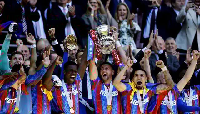 Los jugadores del Crystal Palace alzan la copa. |  Efe