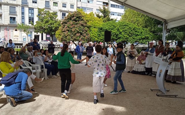 Os nenos durante a actuación, onte, na Alameda de Redondela.