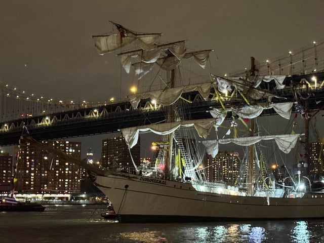 Un navire d’entraînement de la marine mexicaine devant le pont de Manhattan, après avoir été endommagé en heurtant le pont de Brooklyn à New York, le 17 mai 2025.