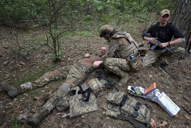 Militares de la 13 Brigada de la Guardia Nacional de Ucrania asisten a un entrenamiento militar.
