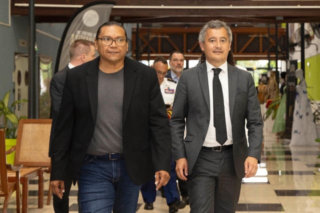 Le ministre de la justice, Gérald Darmanin, et le premier vice-président de la collectivité territoriale de Guyane, Jean-Paul Fereira, arrivent à Cayenne, en Guyane française, le 17 mai 2025.