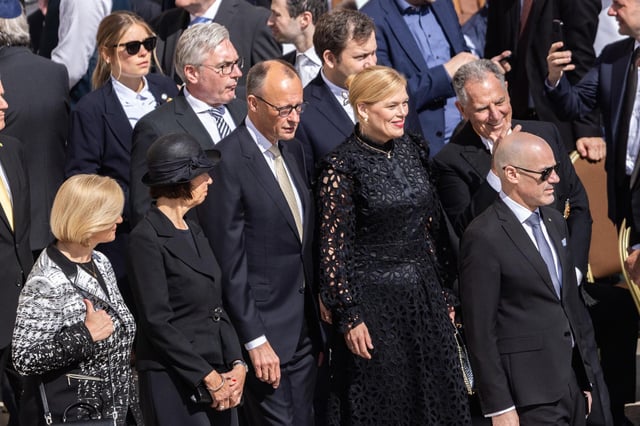 Julia Klöckner gemeinsam mit Bundeskanzler Friedrich Merz und Vizekanzler Lars Klingbeil bei der Amtseinführung des neuen Papstes Leo XIV. auf dem Petersplatz in Rom