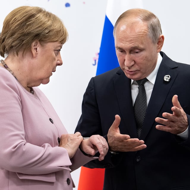 Angela Merkel (CDU), frühere Bundeskanzlerin, trifft sich im Juni 2019 am Rande des G20-Gipfels im japanischen Osaka mit dem russischen Präsidenten Wladimir Putin (Archivbild)