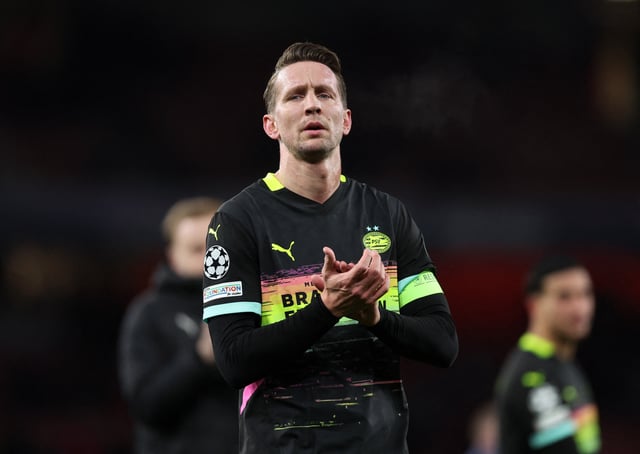 Soccer Football - Champions League - Round of 16 - Second Leg - Arsenal v PSV Eindhoven - Emirates Stadium, London, Britain - March 12, 2025 PSV Eindhoven's Luuk de Jong applauds fans after the match REUTERS/David Klein/File Photo