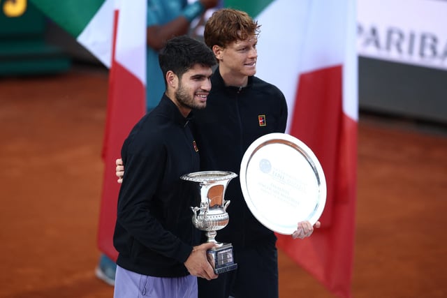 Tennis - Italian Open - Foro Italico, Rome, Italy - May 18, 2025 Spain's Carlos Alcaraz poses for a photo with Italy's Jannik Sinner after winning the final REUTERS/Guglielmo Mangiapane