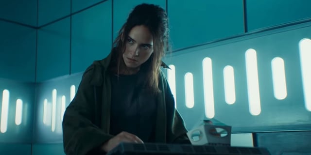 Bix Caleen (Adria Arjona) getting revenge on Gorst (Joshua James) in Andor Season 2 Episode 6