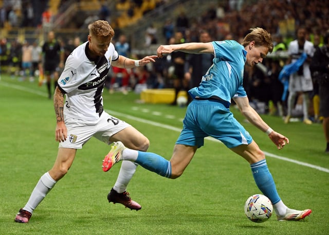 Soccer Football - Serie A - Parma v Napoli - Stadio Ennio Tardini, Parma, Italy - May 18, 2025 Parma's Antoine Hainaut in action with Napoli's Scott McTominay REUTERS/Alberto Lingria