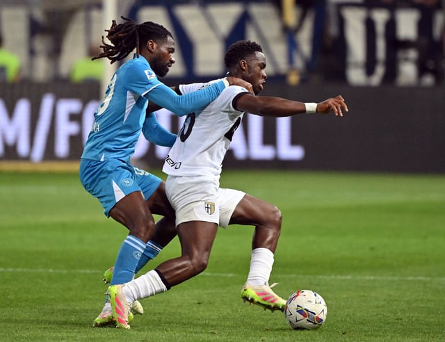 Soccer Football - Serie A - Parma v Napoli - Stadio Ennio Tardini, Parma, Italy - May 18, 2025 Napoli's Frank Anguissa in action with Parma's Mandela Keita REUTERS/Alberto Lingria