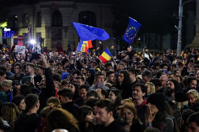 Supporters of Presidential candidate Nicusor Dan react, following exit polls of Romania's second round of the presidential election, in Bucharest, Romania, May 19, 2025. REUTERS/Andreea Campeanu