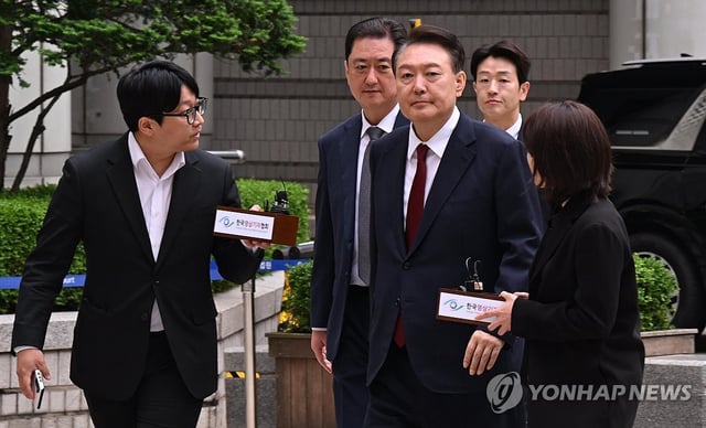 Former President Yoon Suk Yeol (C) arrives at the Seoul Central District Court in the capital city on May 19, 2025. (Pool photo) (Yonhap)