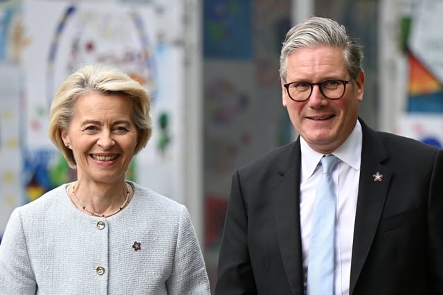 Ursula von der Leyen, Présidente de la Commission européenne et Keir Starmer, Premier ministre du Royaume-Uni au 6ème sommet de la Communauté politique européenne, le 16 mai 2025, à Tirana, Albanie.