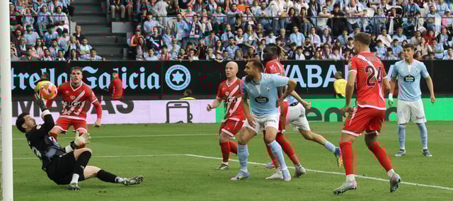 Batalla agarra el balón del
último remate de Javi Rodríguez.
 |  Alba Villar