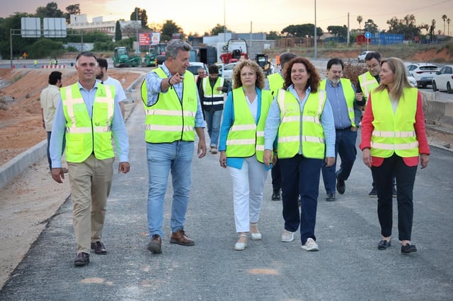 Mus, Folgado y autoridades, ayer en el puente