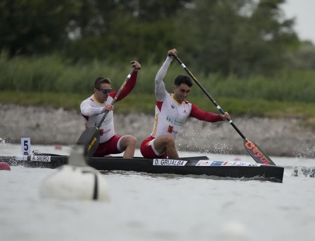 Adrián Sieiro y su compañero Daniel Grijalba, en las aguas de Szeged. | RFEP