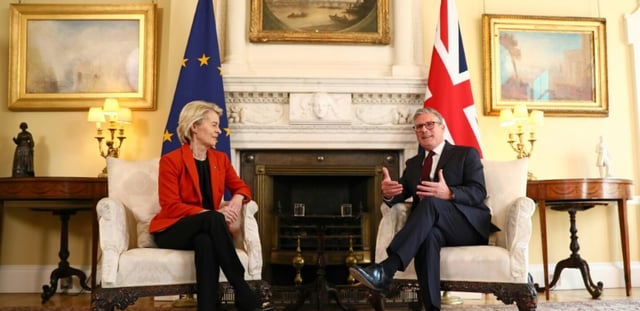 Le Premier ministre britannique Keir Starmer (à droite) et la présidente de la Commission européenne Ursula Von der Leyen, le 24 avril 2025 à Londres