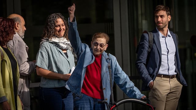 Blanca Serra, con el caminador, acompañada de su abogada Anaïs Franquesa.