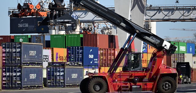 Container stapeln sich im Hafen von Duisburg