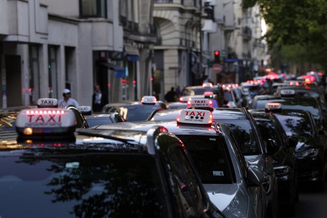 Les images de la manifestation des taxis à Paris contre les nouveaux tarifs du transport sanitaire