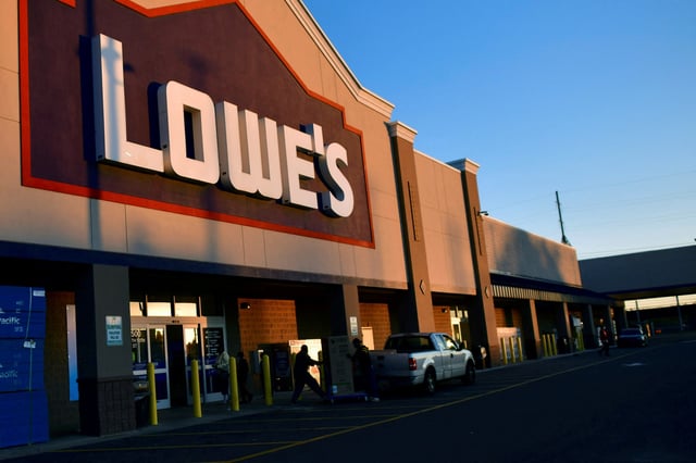 Shoppers load a box of merchandise into a truck after visiting a Lowe's hardware store in Philadelphia, Pennsylvania, U.S. November 4, 2020.  REUTERS/Mark Makela/File Photo