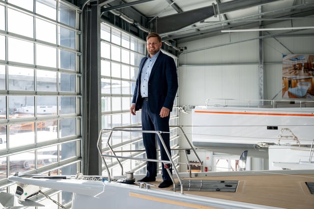 Hanjo Runde, Vorstandsvorsitzender von HanseYachts, in der Ausstellungshalle des Unternehmens in Greifswald