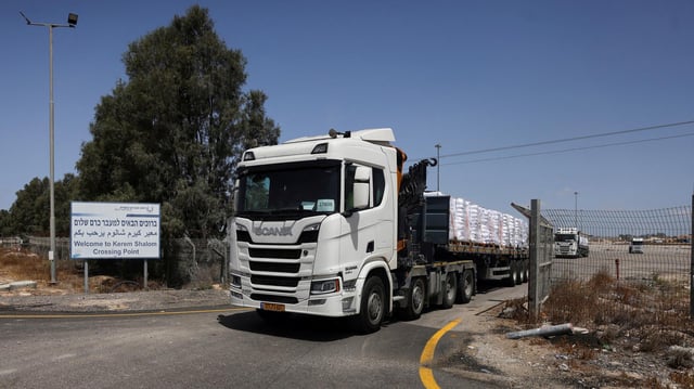 Lastwagen mit Hilfsgütern fahren am Grenzübergang Kerem Shalom auf der israelischen Seite des Grenzübergangs in den Gazastreifen.