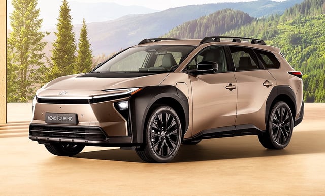 Der bZ4x Touring zeigt sich mit verlängerter Karosserie und mit verändertem Styling.