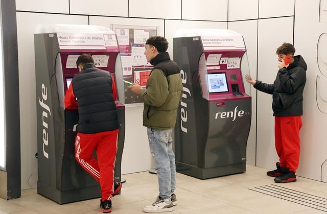 Colas para comprar billetes de Renfe en la estación de Vigo-Urzáiz.