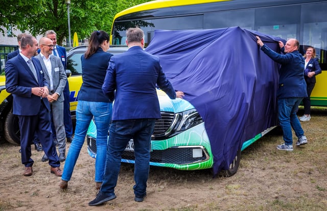 Enthüllung des autonom fahrenden Kleinbusses: Er soll in Zukunft als fahrerloser Rufbus auf den Straßen des Landkreises Ludwigslust-Parchim getestet werden.