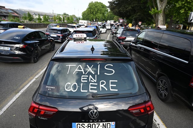 Les images de la manifestation des taxis à Paris contre les nouveaux tarifs du transport sanitaire