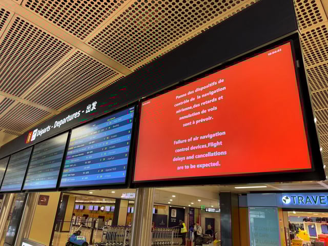 Depuis dimanche, les panneaux d’information préviennent les passagers des perturbations causées par la panne des systèmes de contrôle du trafic aérien à l’aéroport de Paris-Orly.