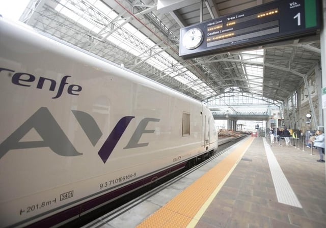 Un AVE estacionado en la estación de tren de Santiago de Compostela