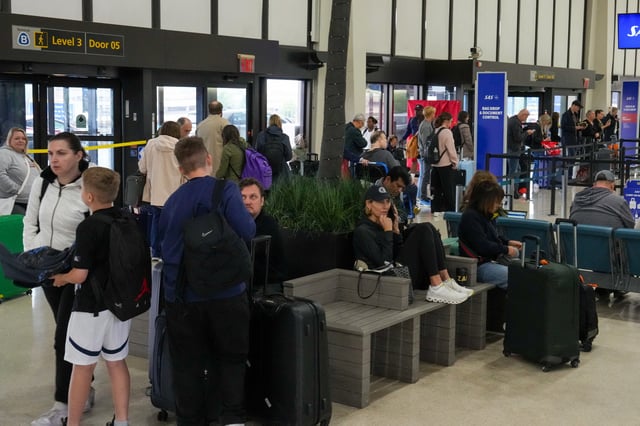 Travelers wait at a check-in terminal at Newark Liberty International Airport in Newark, New Jersey, U.S., May 9, 2025. REUTERS/David 'Dee' Delgado/File Photo