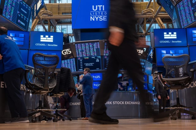 The S&amp;P 500 was largely flat Monday, recouping earlier losses after Moody&#39;s lowered the U.S. credit rating.