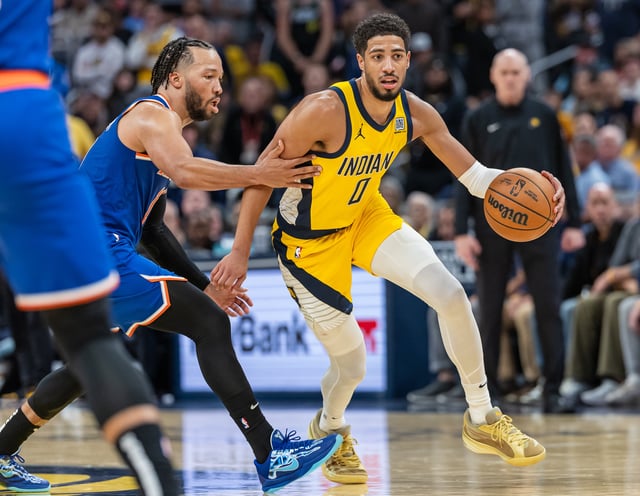NDIANAPOLIS, INDIANA - NOVEMBER 10: Tyrese Haliburton #0 of the Indiana Pacers dribbles against Jalen Brunson #11 of the New York Knicks at Gainbridge Fieldhouse on November 10, 2024 in Indianapolis, Indiana.
