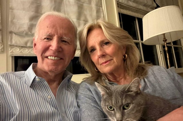 « Le cancer nous touche tous », a écrit Joe Biden sur X, avec une photo aux côtés de son épouse Jill et de leur chat Willow.
