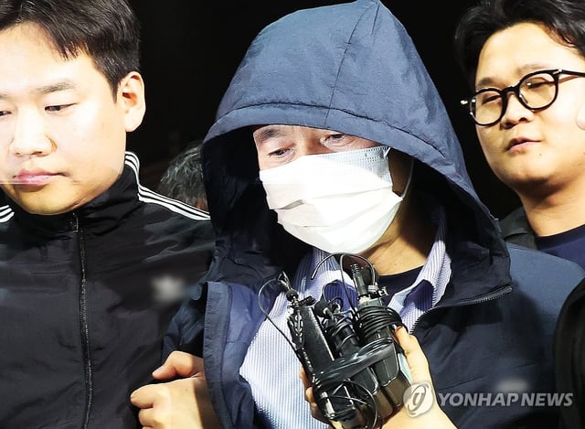 Cha Cheol-nam (C), a Chinese national in his 50s suspected of killing two people and seriously injuring two others, is escorted by police to the Siheung Police Station in Siheung, about 30 kilometers southwest of Seoul, on May 19, 2025. (Yonhap)
