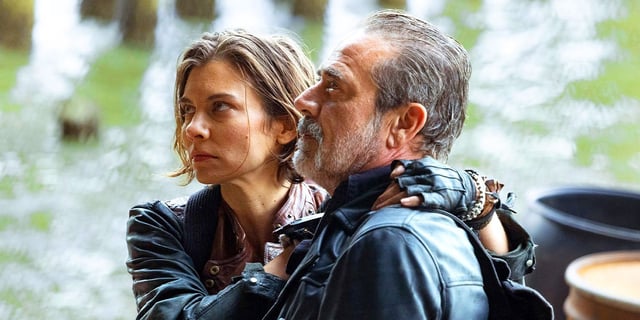 Lauren Cohan's Maggie grabbing Jeffrey Dean Morgan's Negan in Season 1 of The Walking Dead: Dead City