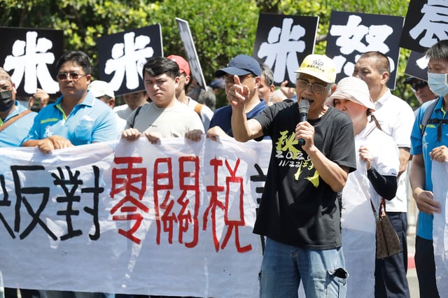 Taiwanese farmers hold slogans reading ''Oppose Zero-Tariff Negotiations'' to protest against the government's plan to reduce the import tariffs on American agricultural products to zero in Taipei, Taiwan, Friday, May 16, 2025. (AP Photo/Chiang Ying-ying)