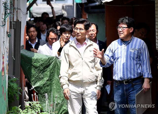 Kim Moon-soo (L), the presidential candidate of the conservative People Power Party, inspects a "jjokbang" neighborhood in Yeongdeungpo Ward on May 20, 2025. (Pool photo) (Yonhap)