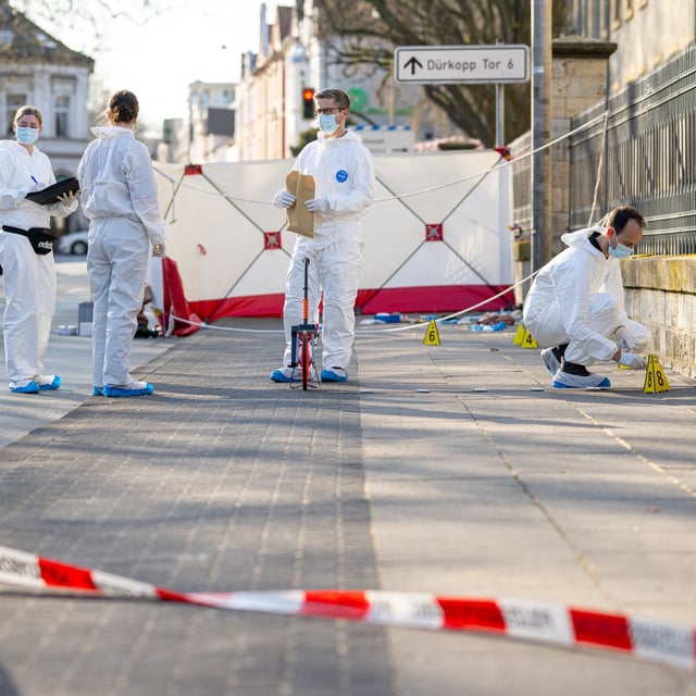 Die Spurensicherung der Polizei arbeitet am Tatort, wo heute bei einem Messerangriff zwei Personen schwer verletzt wurden