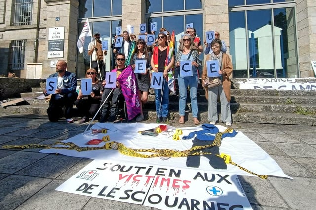 Lundi 19 mai 2025, des victimes de Joël Le Scouarnec réunies en collectif ont manifesté devant le palais de justice de Vannes (Morbihan) pour dénoncer le silence des politiques sur leur situation.  
