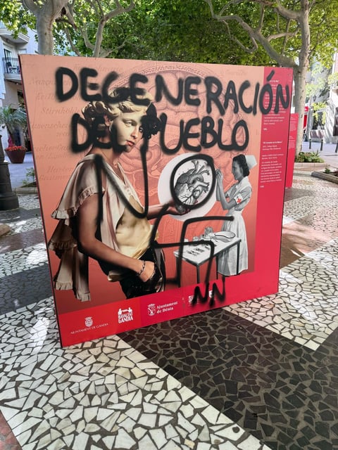 Ataque vandálico a la muestra LGTBI de Gandia