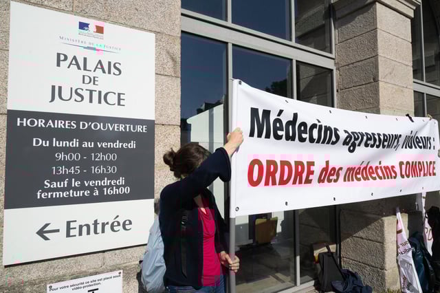 Les anciens présidents de l’Ordre de Charente-Maritime et du Finistère ont été entendus dans l’affaire Le Scouarnec, devant la cour criminelle du Morbihan. (Illustration : manifestation de victimes du chirurgien avant l’audience au palais de justice de Vannes, le 19 mai)