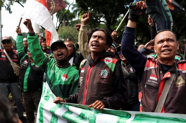 Motorcycle taxi drivers working for online ride-hailing start-ups protest to lower the commission they pay, and demand higher pay in Jakarta, Indonesia May 20, 2025. REUTERS/Ajeng Dinar Ulfiana