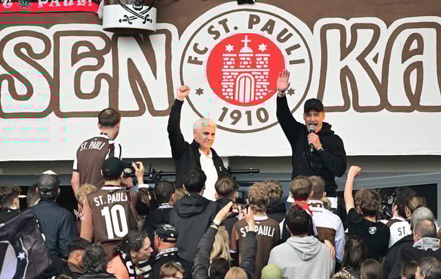 Nach dem Jubel über St. Paulis Klassenerhalt geht's um die Kaderplanung bei Sportchef Andreas Bornemann und Trainer Alexander Blessin (r.).