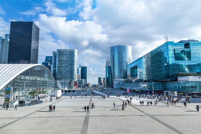 Le département compte plusieurs villes importantes (Boulogne-Billancourt, Nanterre, Levallois-Perret, Neuilly-sur-Seine...), ainsi que le quartier d’affaires de La Défense.